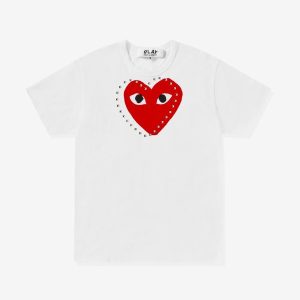 Weißes T-Shirt mit roten Nieten und Play-Logo